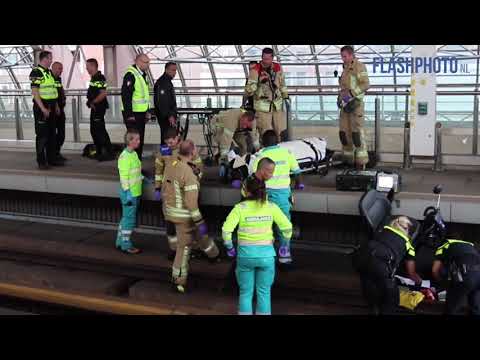 Man valt met scootmobiel op metrorails - Metrostation Schiedam